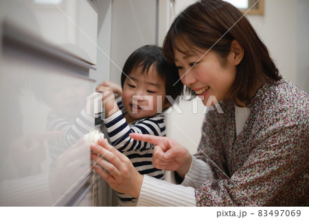 安全対策をする親子 83497069