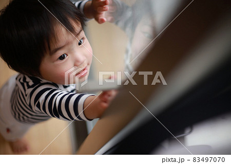 鍵を開けようとする男の子 83497070