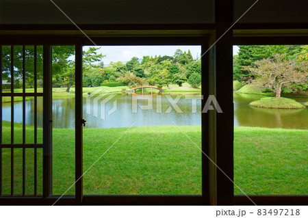 旧大乗院庭園 奈良 紅葉の始まり 窓 格子 旧大乗院庭園 奈良 紅葉の始まり 窓 格子 83497218