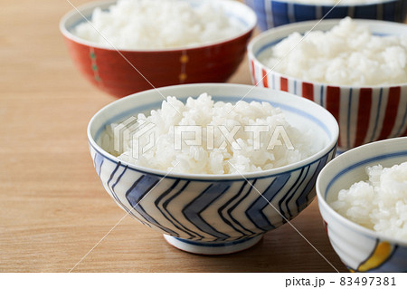 茶碗に盛られたご飯 83497381