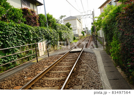 江ノ電の線路と駅 83497564