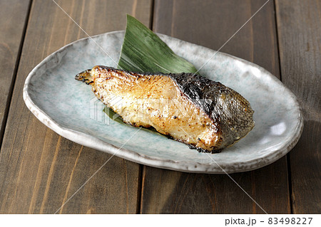 脂が乗って美味しそうな焼き目のついた銀鱈の西京焼き 83498227