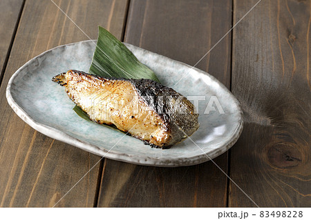 脂が乗って美味しそうな焼き目のついた銀鱈の西京焼き 83498228