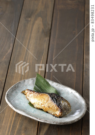 脂が乗って美味しそうな焼き目のついた銀鱈の西京焼き 83498231