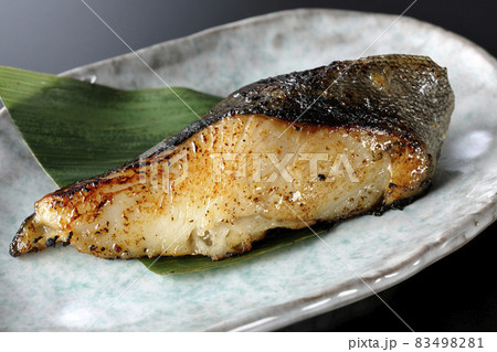 脂が乗って美味しそうな焼き目のついた銀鱈の西京焼きを黒背景で撮影 脂が乗って美味しそうな焼き目のついた銀鱈の西京焼きを黒背景で撮影 83498281