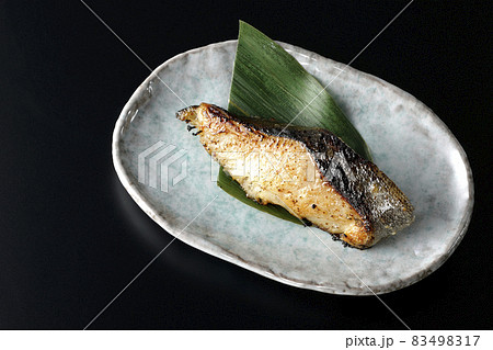 脂が乗って美味しそうな焼き目のついた銀鱈の西京焼きを黒背景で俯瞰撮影 脂が乗って美味しそうな焼き目のついた銀鱈の西京焼きを黒背景で俯瞰撮影 83498317