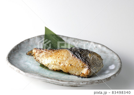 脂が乗って美味しそうな焼き目のついた銀鱈の西京焼きを白背景で撮影 83498340