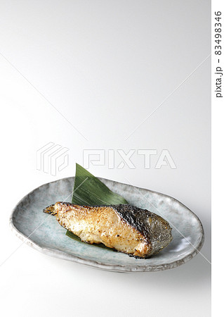 脂が乗って美味しそうな焼き目のついた銀鱈の西京焼きを白背景で撮影 83498346