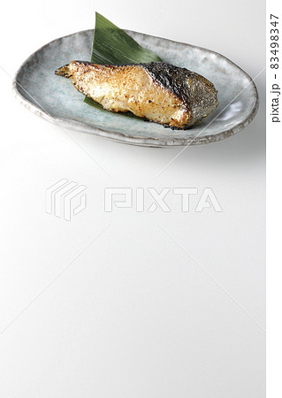 脂が乗って美味しそうな焼き目のついた銀鱈の西京焼きを白背景で撮影 83498347