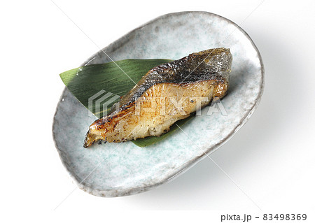 脂が乗って美味しそうな焼き目のついた銀鱈の西京焼きを白背景で俯瞰撮影 83498369