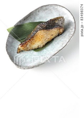 脂が乗って美味しそうな焼き目のついた銀鱈の西京焼きを白背景で俯瞰撮影 83498374