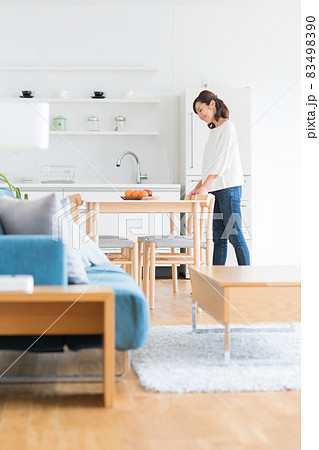 新生活の若い女性 新生活の若い女性 83498390