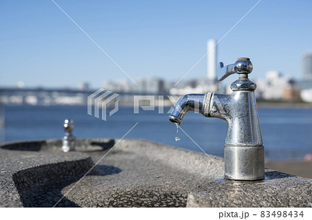 海辺の公園の水飲み場の蛇口の風景 83498434