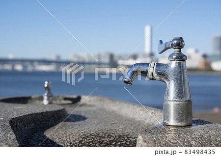 海辺の公園の水飲み場の蛇口の風景 83498435