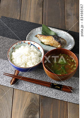 脂が乗って美味しそうな焼き目のついた銀鱈の西京焼きと三つ葉入りの味噌汁、朝食、定食 83498567