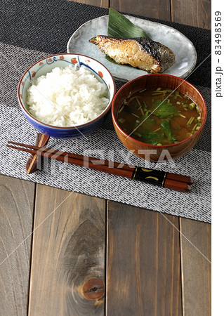 脂が乗って美味しそうな焼き目のついた銀鱈の西京焼きと三つ葉入りの味噌汁、朝食、定食 83498569