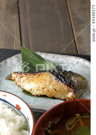 脂が乗って美味しそうな焼き目のついた銀鱈の西京焼きと三つ葉入りの味噌汁、朝食、定食 脂が乗って美味しそうな焼き目のついた銀鱈の西京焼きと三つ葉入りの味噌汁、朝食、定食 83498575