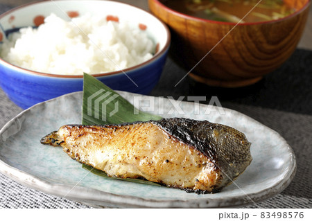 脂が乗って美味しそうな焼き目のついた銀鱈の西京焼きと三つ葉入りの味噌汁、朝食、定食 脂が乗って美味しそうな焼き目のついた銀鱈の西京焼きと三つ葉入りの味噌汁、朝食、定食 83498576