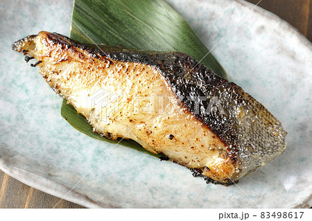 脂が乗って美味しそうな焼き目のついた銀鱈の西京焼きを俯瞰で撮影 脂が乗って美味しそうな焼き目のついた銀鱈の西京焼きを俯瞰で撮影 83498617
