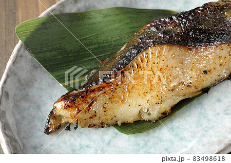 脂が乗って美味しそうな焼き目のついた銀鱈の西京焼きを俯瞰で撮影 脂が乗って美味しそうな焼き目のついた銀鱈の西京焼きを俯瞰で撮影 83498618