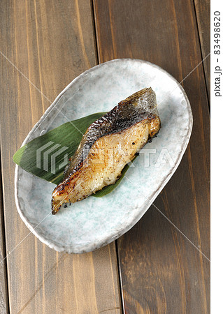 脂が乗って美味しそうな焼き目のついた銀鱈の西京焼きを俯瞰で撮影 83498620