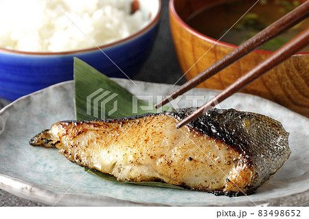 脂が乗って美味しそうな焼き目のついた銀鱈の西京焼きと味噌汁の朝食セットを食べる 脂が乗って美味しそうな焼き目のついた銀鱈の西京焼きと味噌汁の朝食セットを食べる 83498652