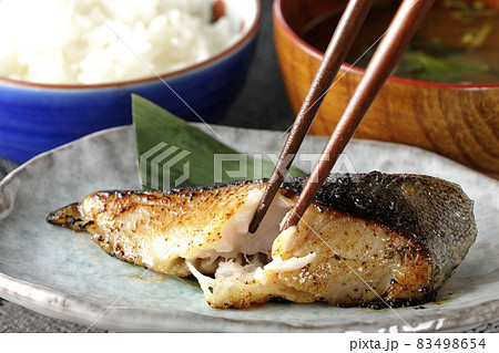 脂が乗って美味しそうな焼き目のついた銀鱈の西京焼きと味噌汁の朝食セットを食べる 83498654
