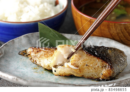 脂が乗って美味しそうな焼き目のついた銀鱈の西京焼きと味噌汁の朝食セットを食べる 83498655