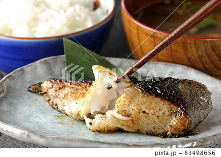 脂が乗って美味しそうな焼き目のついた銀鱈の西京焼きと味噌汁の朝食セットを食べる 83498656