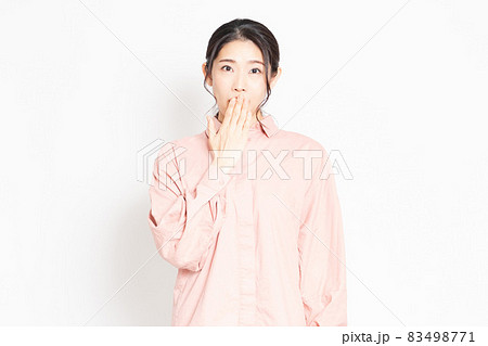 ビックリして驚く女性 ビックリして驚く女性 83498771