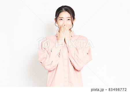 ビックリして驚く女性 ビックリして驚く女性 83498772