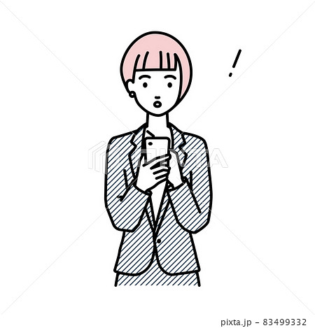 立ってスマートフォンを操作して何かに気づいて驚いたスーツの女性 83499332
