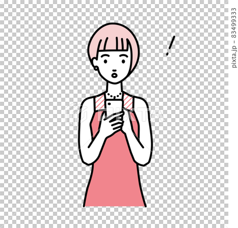 立ってスマートフォンを操作して何かに気づいて驚いたドレスの女性 83499333