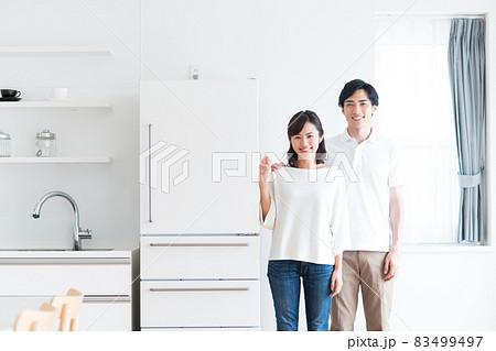 冷蔵庫と若い新婚の夫婦 冷蔵庫と若い新婚の夫婦 83499497