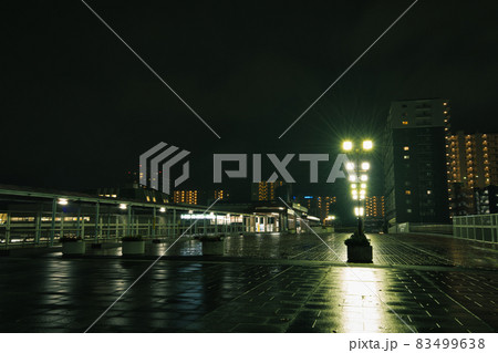 夜の千葉ニュータウン駅 83499638