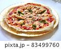 オーブンで焼いた手作りピザ「マルゲリータ」 オーブンで焼いた手作りピザ「マルゲリータ」 83499760