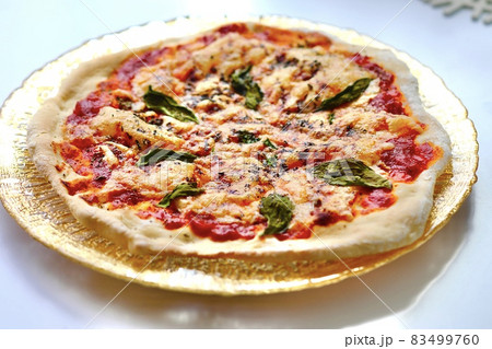 オーブンで焼いた手作りピザ「マルゲリータ」 83499760