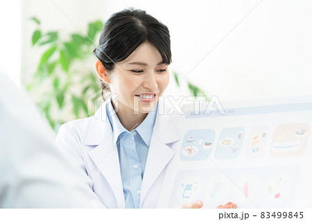 栄養指導をする栄養士 83499845