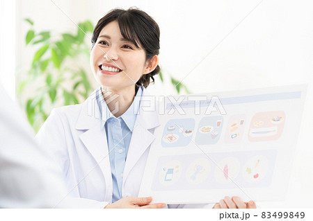 栄養指導をする栄養士 83499849