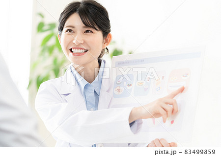 栄養指導をする栄養士 83499859