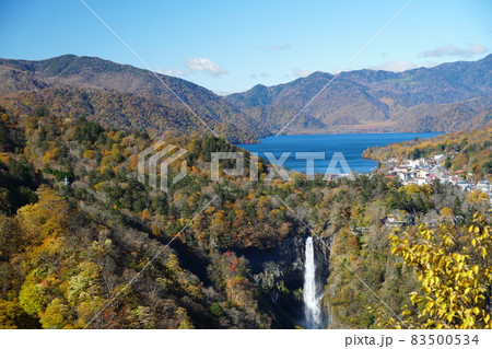 明智平展望台より望む山並みに囲まれた華厳の滝と中禅寺湖の紅葉の風景 明智平展望台より望む山並みに囲まれた華厳の滝と中禅寺湖の紅葉の風景 83500534