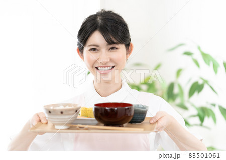 食事提供する介護士 食事提供する介護士 83501061