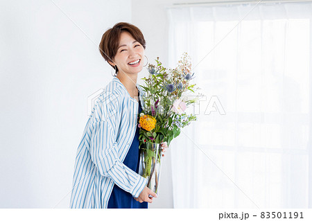 花瓶を持った女性 83501191