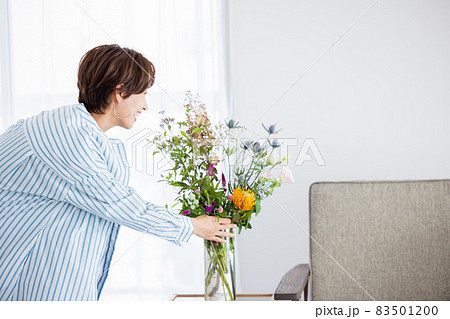 花瓶を持った女性 83501200