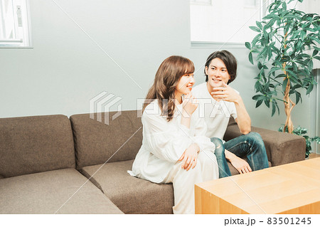 部屋にいる男女（話す） 83501245