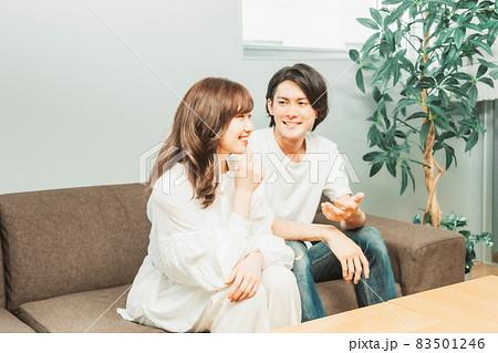 部屋にいる男女（話す） 83501246