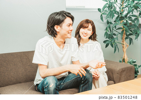 部屋にいる男女（話す） 83501248