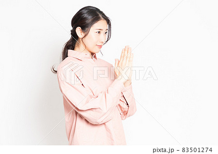 手を合わせてお願いする女性 手を合わせてお願いする女性 83501274