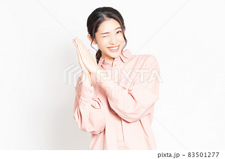 手を合わせてお願いする女性 手を合わせてお願いする女性 83501277