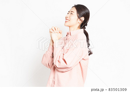 お願いのポーズをする女性 83501309
